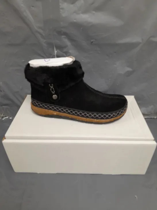 BOXED PAIR OF EARTH ORIGINALS EMMALYN BOOTIES IN BLACK SIZE 5