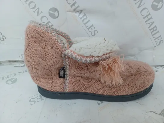 2 PAIRS OF MUKLUKS SLIP ON FLEECE/KNIT EFFECT SLIPPERS IN SALMON PINK SIZE 6, GREY SIZE 8