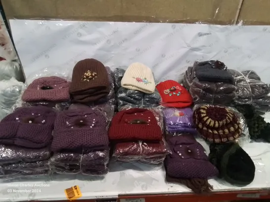 LOT CONTAINING LARGE AMOUNT OF BAGGED WOOLEN HATS IN VARIOUS COLOURS AND DESIGNS 