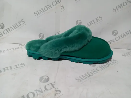 BOXED PAIR OF MODA IN PELLE COSIE SLIPPERS IN GREEN UK SIZE 8