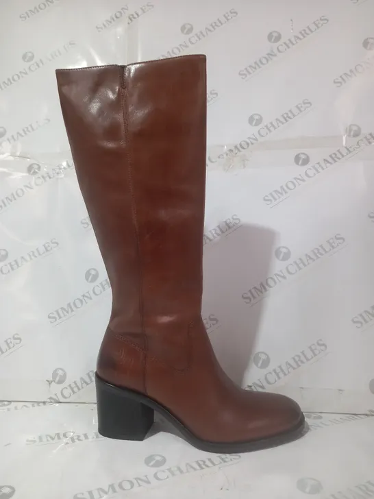 BOXED PAIR OF CLARKS VALVESTINO KNEE-HIGH BOOTS IN DARK TAN UK SIZE 7