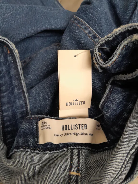 HOLLISTER CURVY ULTRA HIGH-RISE MOM JEANS IN BLUE - 20S