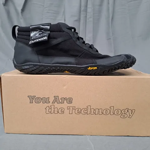 BOXED PAIR OF VIBRAM FIVEFINGERS V-TREK SHOES IN BLACK EU SIZE 44