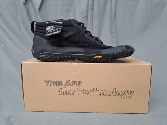 BOXED PAIR OF VIBRAM FIVEFINGERS V-TREK SHOES IN BLACK EU SIZE 44