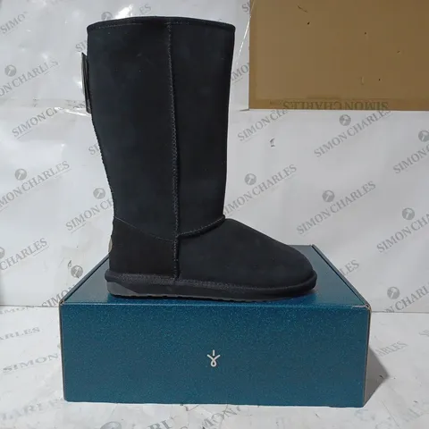 BOXED PAIR OF EMU AUSTRALIA "STINGER HI" WATER RESISTANT BOOTS - UK SIZE 7, BLACK