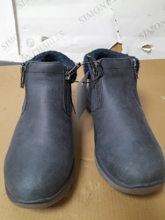 SKETCHERS EASY GOING BOOT NAVY SIZE 8