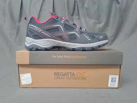 BOXED PAIR OF REGATTA LADY VENDEAVOUR SHOES IN GRAPHITE/PINK UK SIZE 8