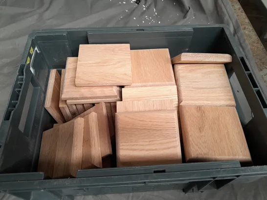 APPROX 20 WOODEN SQUARES 