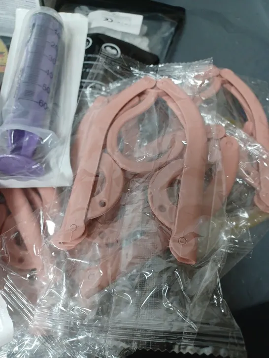 LOT CONTAINING VARIOUS HOUSEHOLD ITEMS TO INCLUDE; PLASTIC SYRINGES, TRAVEL HANGERS, TABLET CASE ETC. 