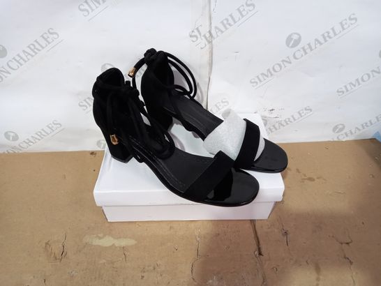 BOXED PAIR OF DESIGNER BLACK HIGH HEELS SIZE 41