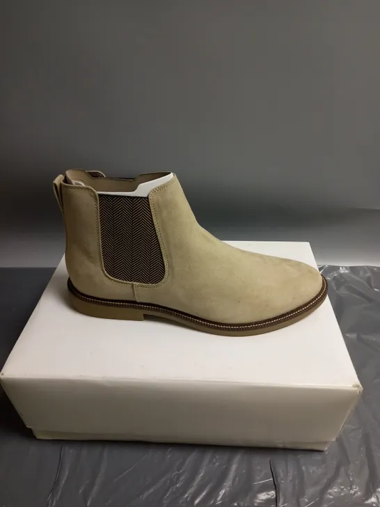 BOXED PAIR OF FIND ANKLE BOOTS IN SAND SIZE UK 10