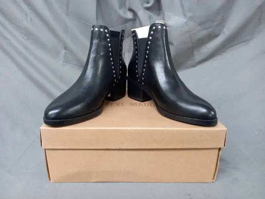 BOXED PAIR OF STEVE MADDEN CADE LEATHER ANKLE BOOTS IN BLACK EU SIZE 36