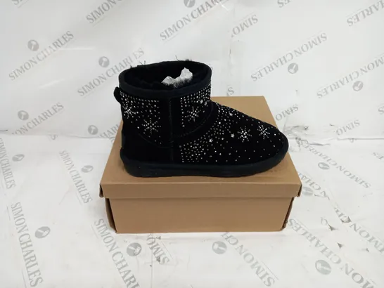 BOXED PAIR OF RIEKER SKEEPSKIN DETAILED ZIP BOOTS SIZE 6