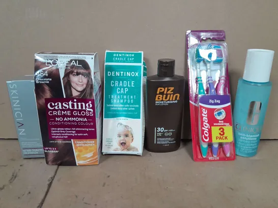 BOX OF APPROX 18 ASSORTED HEALTH AND BEAUTY ITEMS TO INCLUDE - COLGATE TOOTHBRUSHES , CLINQUE ANTI- BLEMISH , PIZBUN MOISTURSING SUN LOTION ETC