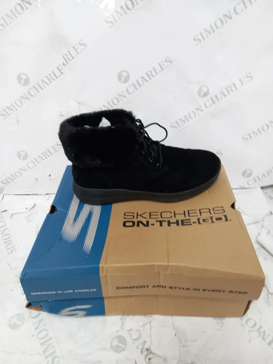 BOXED PAIR OF SKECHERS GO WALK SHOES IN BLACK SIZE 6.5