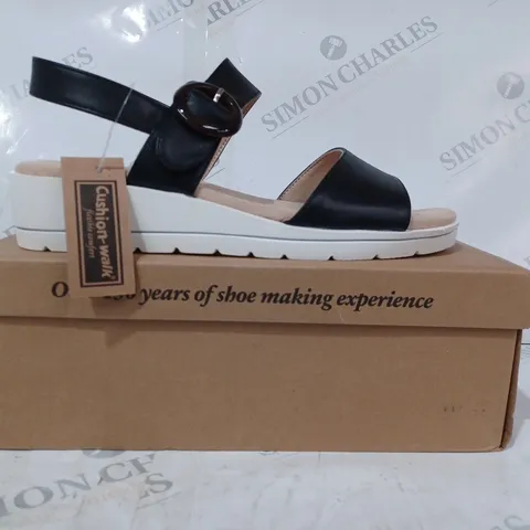 BOXED PAIR OF CUSHION-WALK RING DETAIL OPEN TOE SANDALS IN BLACK SIZE 7