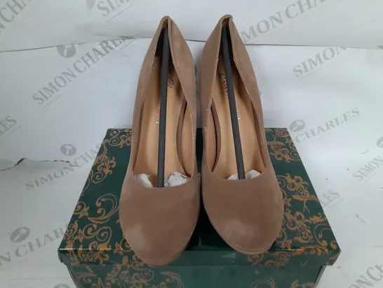 BOXED PAIR OF CLARAS CLOSED TOE THIN BLOCK HEELS IN CAMEL - SIZE 39