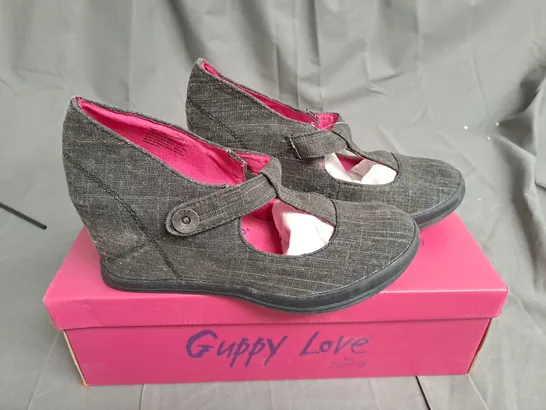 BOX OF APPROXIMATELY 10 PAIRS OF BLACK GUPPY LOVE WEDGE SHOES IN VARIOUS SIZES 