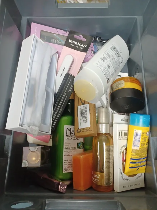 APPROXIMATELY 20 ASSORTED COSMETIC PRODUCTS TO INCLUDE DOVE BODY WASH, COLGATE TOOTHPASTE, AND BODY SHOP MOISTURISER ETC. 