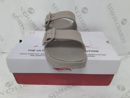 BOXED PAIR OF SKECHERS ARCH FIT FOAMIES SLIDE SANDALS IN DARK TAUPE SIZE 8