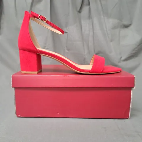 BOXED PAIR OF PIZZ ANNU OPEN TOE BLOCK HEEL SANDALS IN RED UK SIZE 6