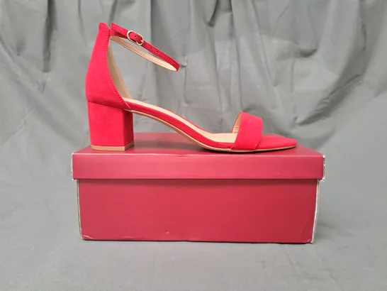 BOXED PAIR OF PIZZ ANNU OPEN TOE BLOCK HEEL SANDALS IN RED UK SIZE 6