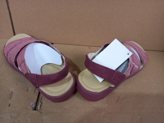 BOXED PAIR OF HUSH PUPPIES SANDALS IN RED UK SIZE 6