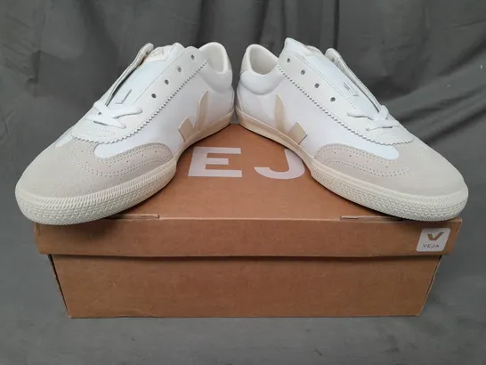 BOXED PAIR OF VEJA SHOES IN WHITE/BEIGE UK SIZE 11