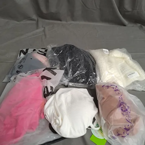 BOX OF APPROXIMATELY 20 ASSORTED CLOTHING AND FASHION ITEMS IN VARIOUS STYLES AND SIZES TO INCLUDE TOPS , DRESSES , JEANS , ETC