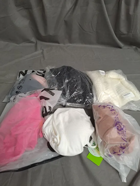 BOX OF APPROXIMATELY 20 ASSORTED CLOTHING AND FASHION ITEMS IN VARIOUS STYLES AND SIZES TO INCLUDE TOPS , DRESSES , JEANS , ETC