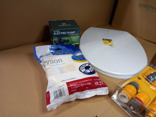 LARGE BOX OF APPROXIMATELY 20 HOUSEHOLD ITEMS TO INCLUDE: TOILET SEAT, HOSE PIPE, ELECTRIC PUMP