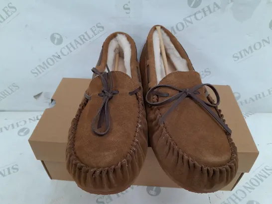 BOXED PAIR OF THE HOUSE OF BRUAR MENS SHEEPSKIN MOCCASINS IN CHESTNUT - SIZE 10