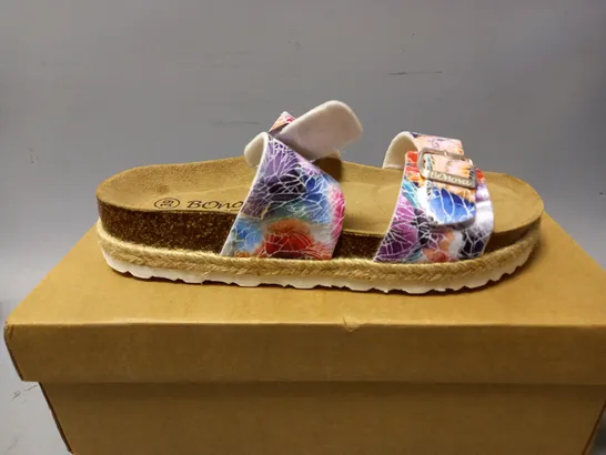 BOXED PAIR OF BONOVA FLORAL SANDLE SIZE 6