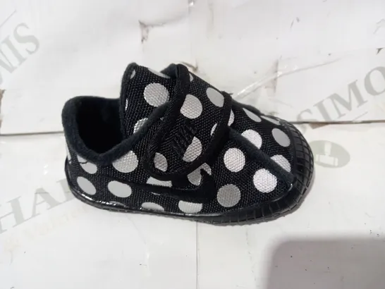 BOXED PAIR OF NIKE WAFFLE 1 PRINT BABY SHOES IN BLACK/WHITE UK SIZE 2.5