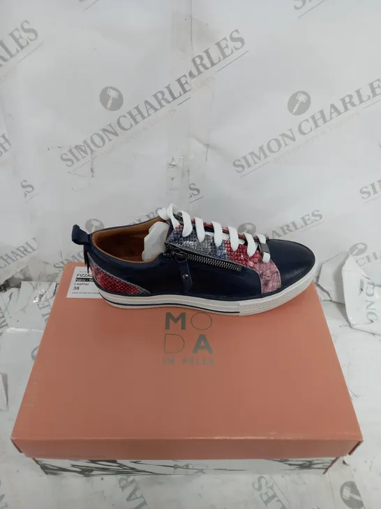 BOXED PAIR OF MODA IN PELLE NAVY "SNAKE" LEATHER TRAINER SIZE 5