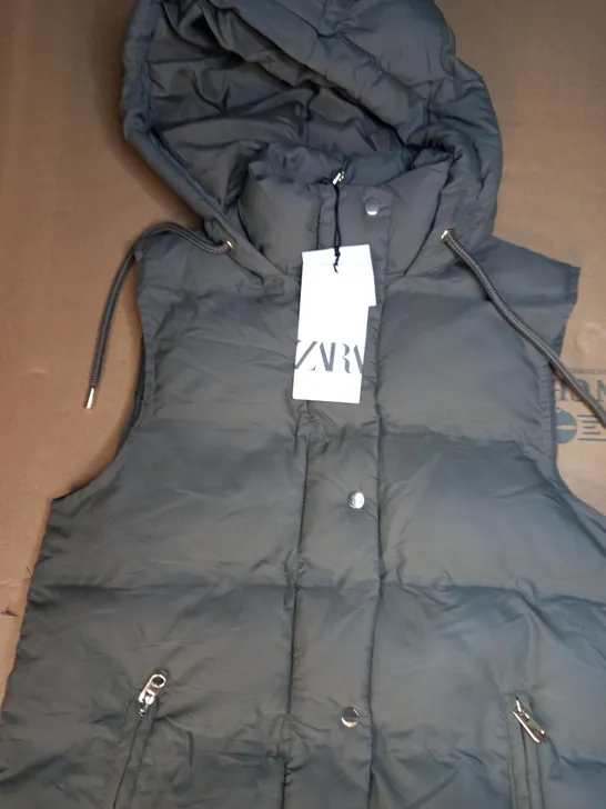 ZARA SLEEVELESS PADDED COAT IN GREY SIZE XS