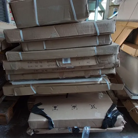 PALLET OF ASSORTED BATHROOM FITTING ITEMS TO INCLUDE SIDE AND FIXED PANELS AND BELOW SLIDING DOORS