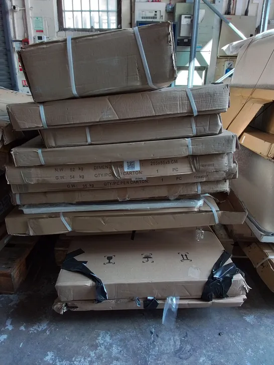 PALLET OF ASSORTED BATHROOM FITTING ITEMS TO INCLUDE SIDE AND FIXED PANELS AND BELOW SLIDING DOORS