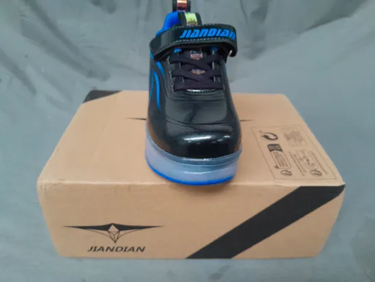 BOXED PAIR OF JIANDIAN WHEELED TRAINERS IN BLACK/BLUE EU SIZE 30