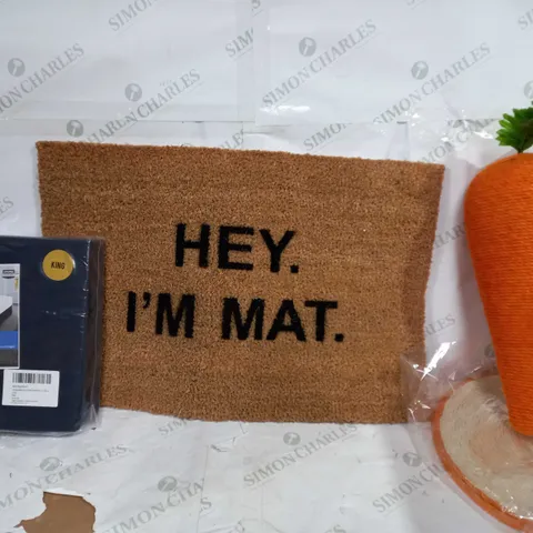 BOX OF APPROX 8 ASSORTED ITEMS TO INCLUDE - MIROFIBER BED SHEET KING SIZE - 'HEY IM MAT' DOOR MAT - HOME DECORATION CARROT ECT