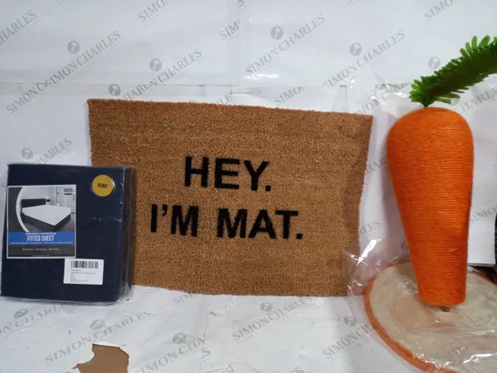 BOX OF APPROX 8 ASSORTED ITEMS TO INCLUDE - MIROFIBER BED SHEET KING SIZE - 'HEY IM MAT' DOOR MAT - HOME DECORATION CARROT ECT