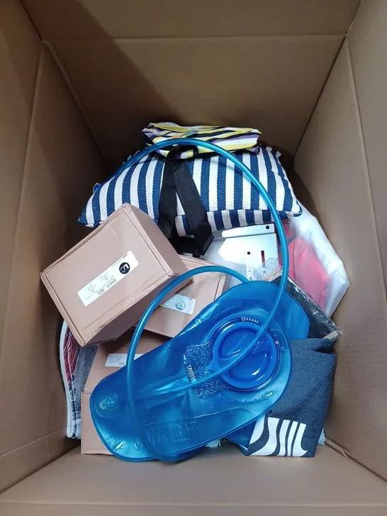 BOX TO CONTAIN APPROX. 20 X ASSORTED HOUSEHOLD PRODUCTS, INCLUDES CUSHIONS, TUMBLERS, FITTED BEDSHEET, DUFFLE BAG ETC 