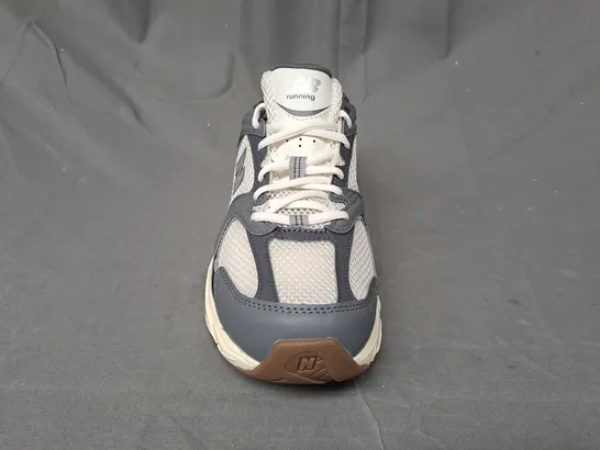 BOXED PAIR OF NEW BALANCE 530 TRAINERS IN GREY/OFF WHITE UK SIZE 8.5