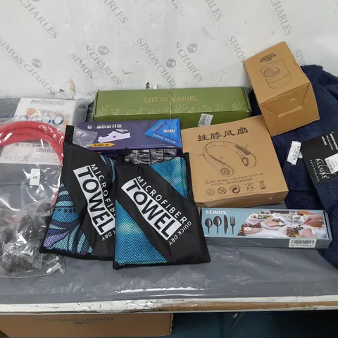 BOX OF APPROXIMATELY 15 ASSORTED HOUSEHOLD ITEMS TO INCLUDE MICROFIBRE TOWEL, NECK FAN, AND ALLURE EGYPTIAN TOWEL ETC. 