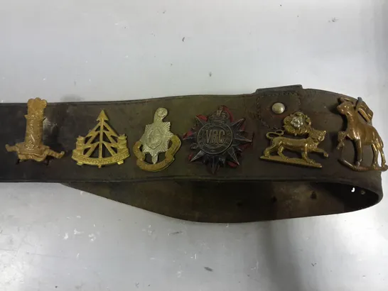 VINTAGE BELT WITH ASSORTED WW1/WW2 BRITISH ARMY CAP BADGES 