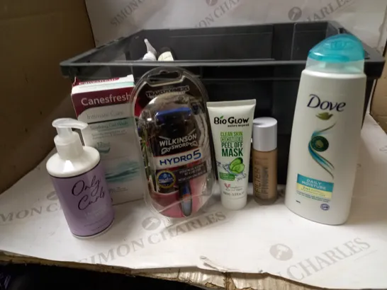 BOX OF APPROX. 20 ASSORTED HEALTH AND BEAUTY ITEMS TO INCLUDE: DOVE, WILKINSON SWORD & ONLY CURLS