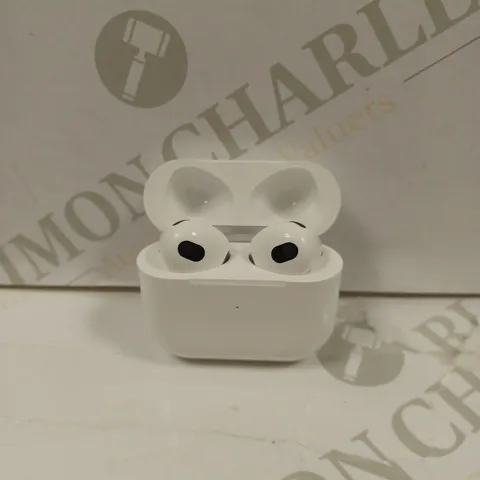 UNBRANDED WIRELESS EARPHONES IN WHITE WITH CHARGING CASE 