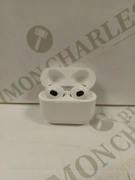 UNBRANDED WIRELESS EARPHONES IN WHITE WITH CHARGING CASE 