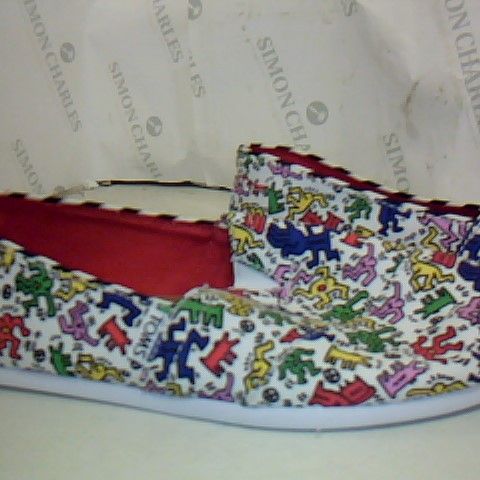 TOMS (KEITH HARING FDTN) WOMENS CLASSIC PUMP SIZE 6