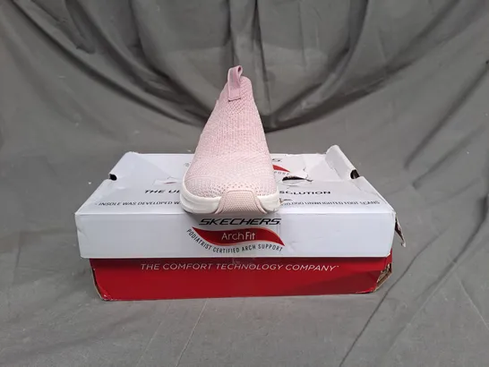 BOXED PAIR OF SKECHERS ARCH FIT WOMENS TRAINERS IN LIGHT PINK SIZE 5